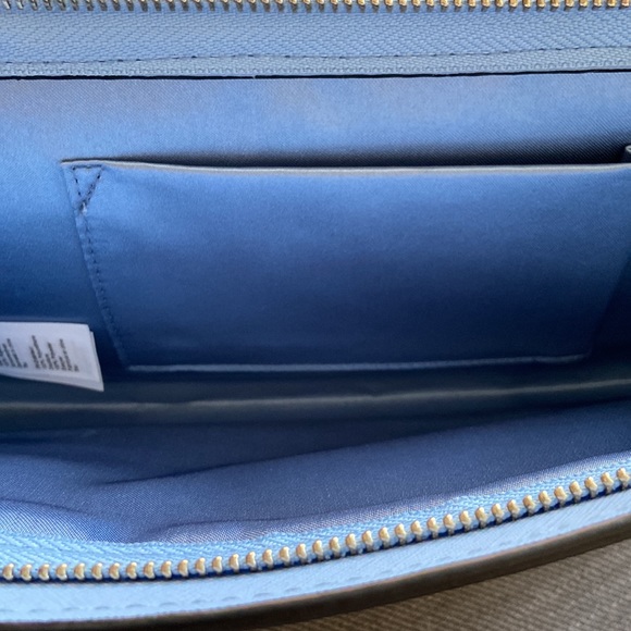Pale blue clutch with detachable strap. - Picture 3 of 4